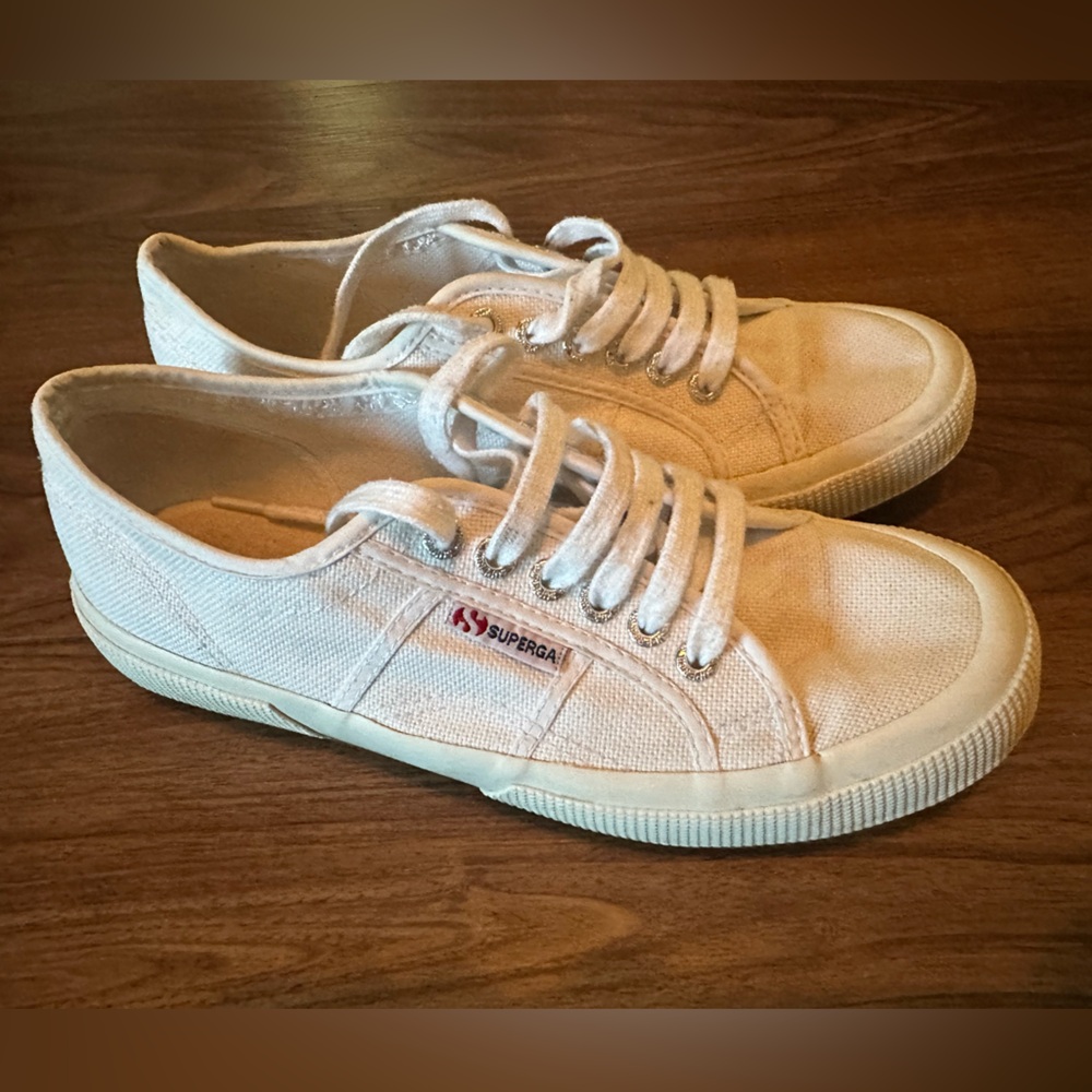 Women’s Superga white sneakers Size 39 1/2, equal to a women’s size 8 1/2